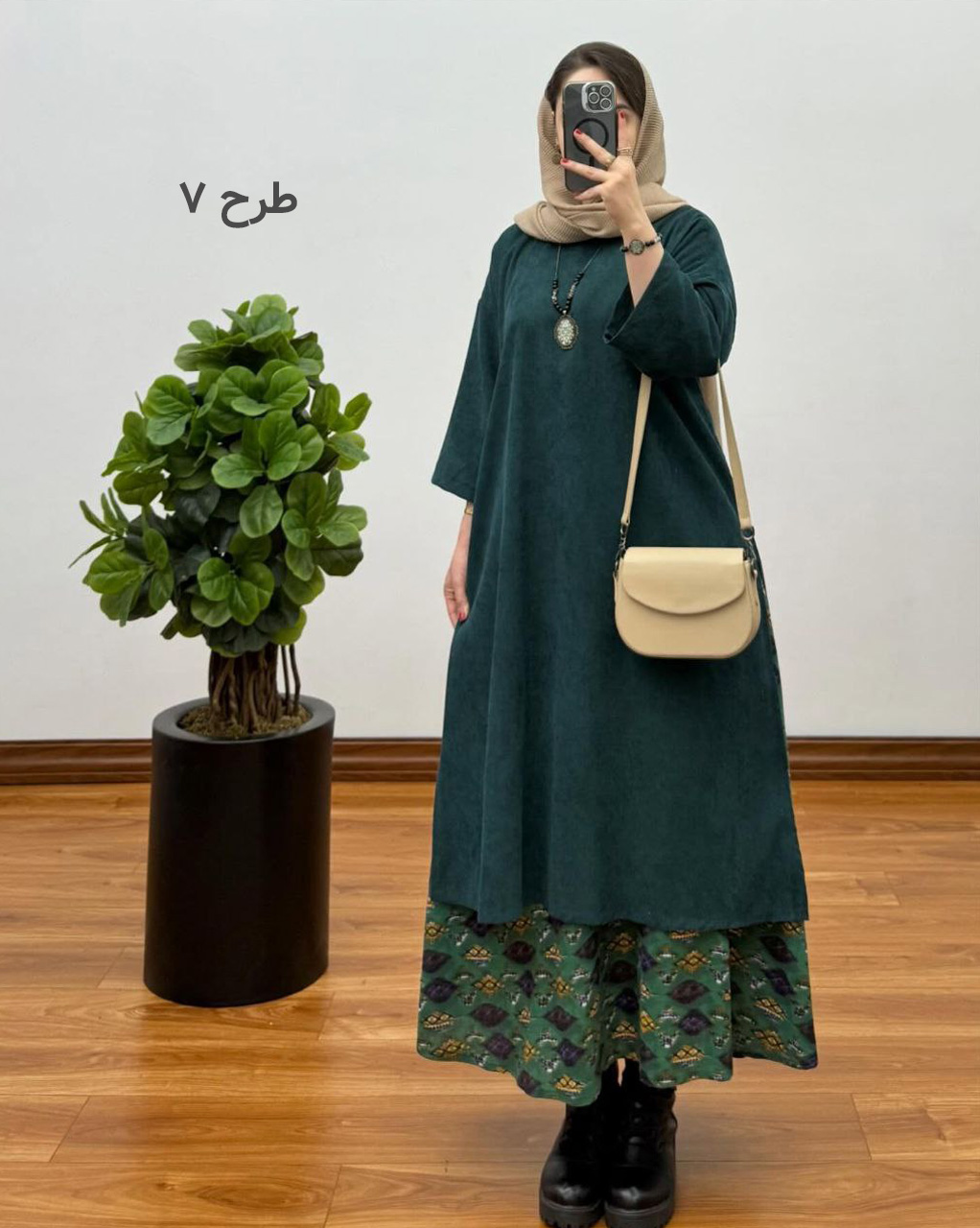 ست کفتان و دامن آیسان رنگ سبز، مانتو مخمل کبریتی بلند با دامن لینن گلدار، استایل هنری دخترانه با کفتان و دامن.